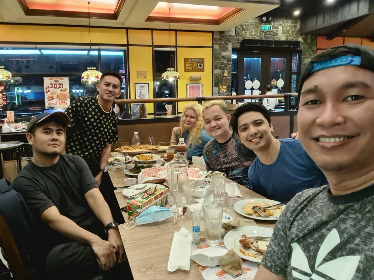 karlangel_rocks's tweet photo. The Post Bday celeb ni @stanskee and New Year Catch-up with @marlon_g_miguel @netchaii @gebangsal @BorjDanao 
Kumpleto!!! #ShadingAllMyLove https://t.co/mTq24LZpMB