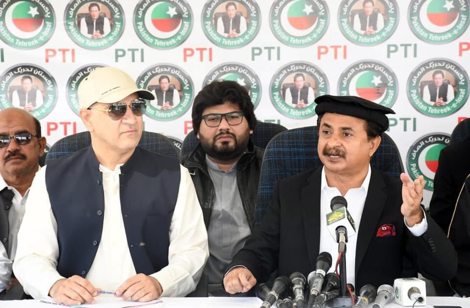 HunaidUpdate's tweet photo. حنید لاکھانی سیکرٹریٹ میں پی ٹی آئی مرکزی نائب صدر حلیم عادل شیخ،سربراہ بیت المال سندھ و رہنما تحریک انصاف حنید لاکھانی اور شیخ الحدیث مولانا ضیاء الدین کی پریس کانفرنس۔
#TeamHunaid https://t.co/LJ1kl8MGET
