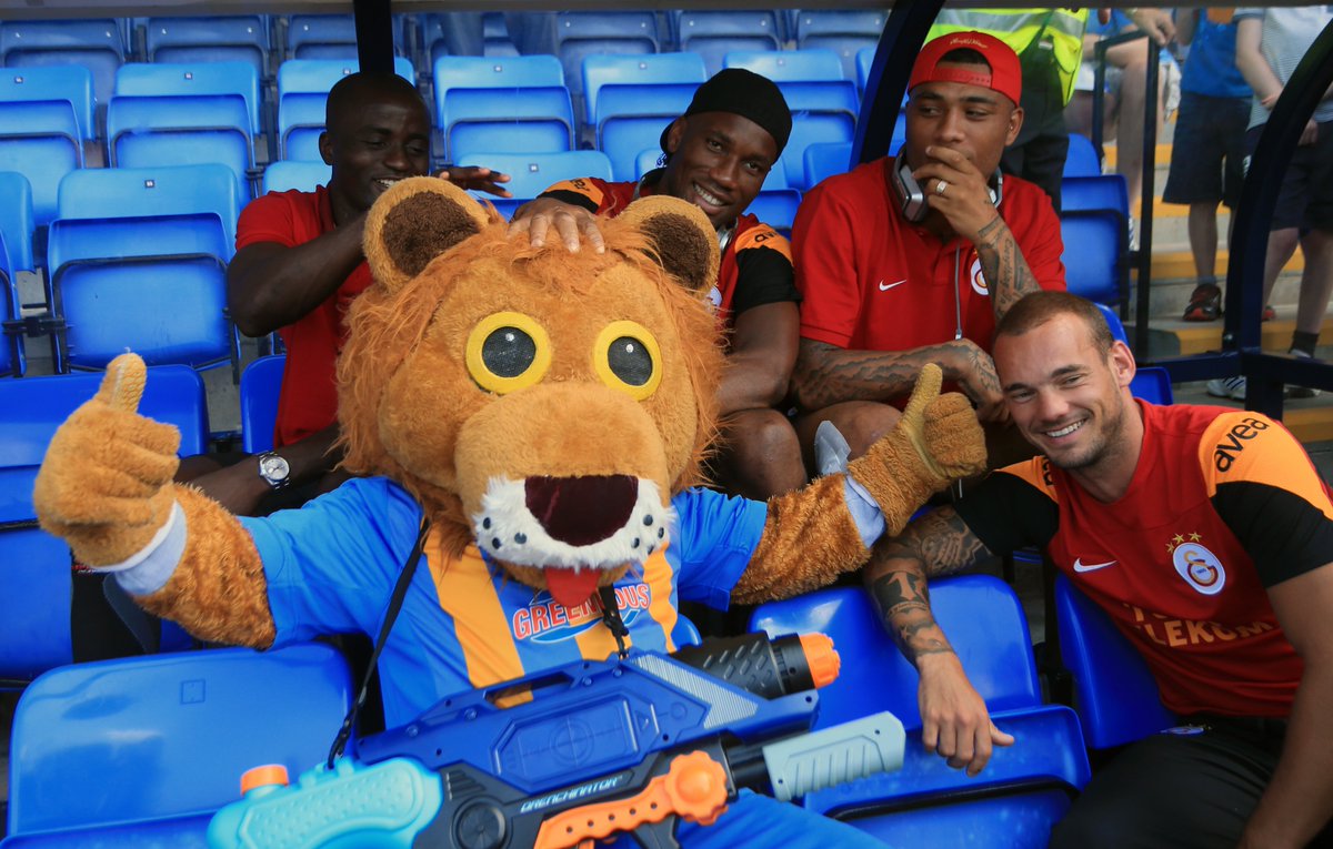 The first ever player to cross the Istanbul divide, Kâzım Kâzım scored the final goal at the iconic Ali Sami Yen stadium.No, we’re not sure what Wesley Sneijder did to make the  @shrewsweb mascot point a Super Soaker at him either 