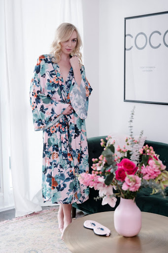 From night to day 😘 That’s not something you hear often! Our Blush Brushstroke Floral Robe is evening comfort, all the while adding to any daytime outfit with its graceful silky fabric &amp; relaxed silhouette. #LoungeWithInes #Preorder online now: shop.inesdisanto.com/collections/in…