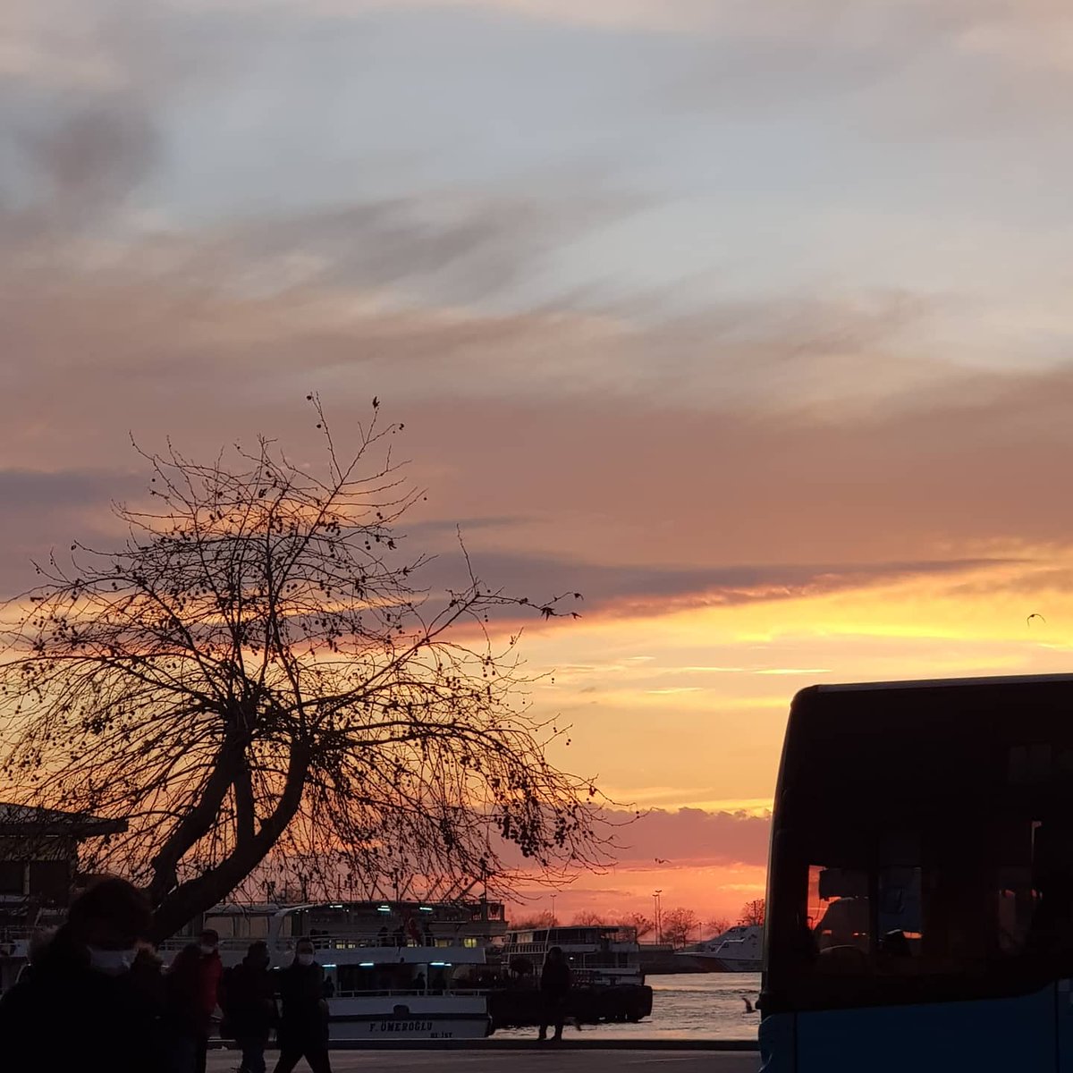 CaferSolgun's tweet photo. #Günbatımı #sunset #sonnenuntergang #roava #Istanbul #Kadıköy #nofilter 21 Ocak 2021 https://t.co/SMi2d7Ynfy