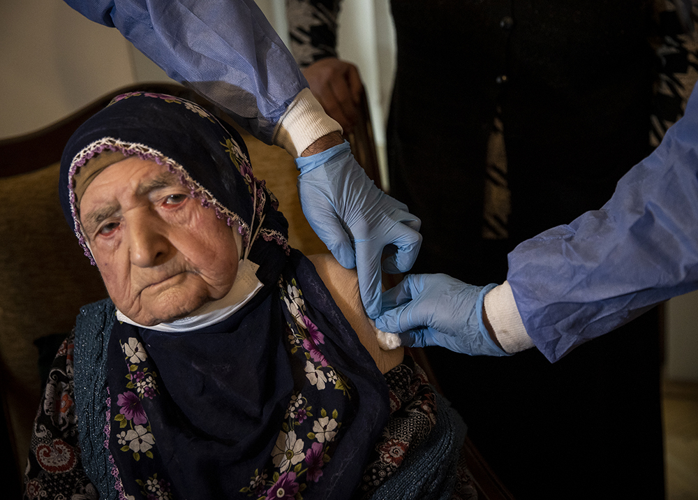 BluRadioCo's tweet photo. #Fotos: Anciana de 115 años recibe la vacuna COVID en Turquía
https://t.co/5BYoEdtaGP #Salud https://t.co/NTvEXoS7qK