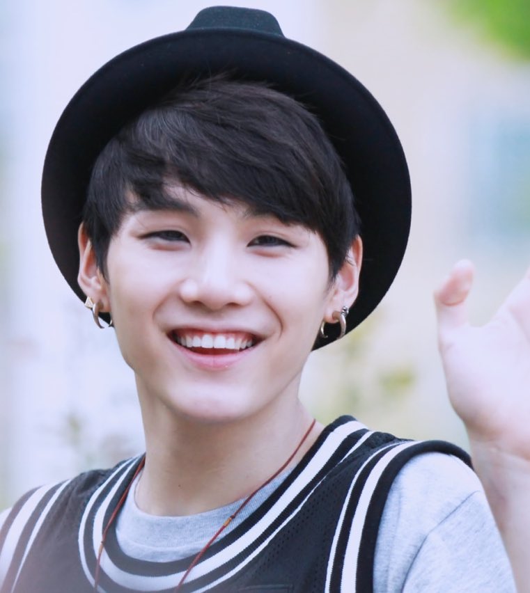 mygoldpics's tweet photo. thank you so much for your hard work, and for inspiring us with your kind words every day. you have given us hope and comfort through your music, and i’m proud of how far you’ve come. i love you! #8YearsWithSUGA #윤기가_우리의음악이된지_8년 https://t.co/iDJb84Migb