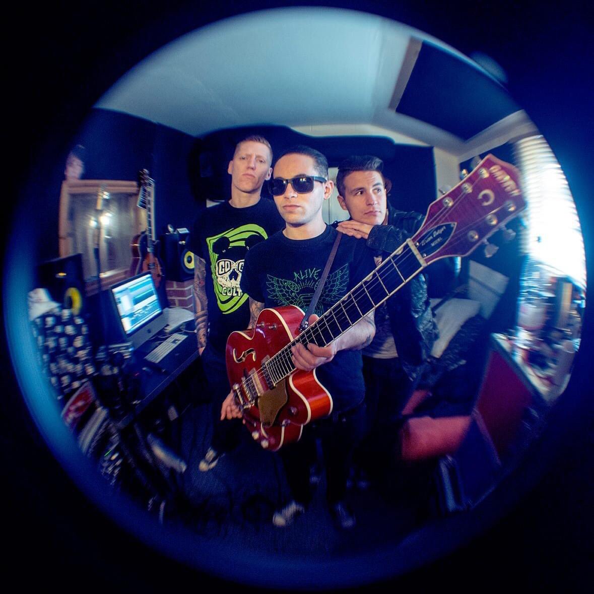 It Takes Diff'rent Strokes...... 🇺🇸 🇫🇮 🇬🇧 
Featuring Andy Kandil, KO, Scott!
Listen:
iTunes: itunes.apple.com/album/id153233…
Spotify: open.spotify.com/album/4MpTyNJj…

#thegreystonecollective #ittakesdifferentstrokes  #greystonerecords #gretschguitars #psychobilly #rockabilly #doublebass