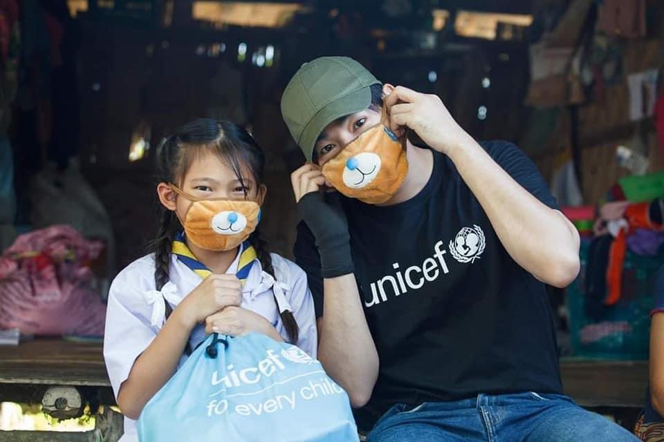 NuchNuea_PFC's tweet photo. หน้ากากพี่หมี Teddy Blu มาถึงแล้วคร้า
น่ารักมาก😍😍ใส่พอดีหน้า ด้านหน้านุ่มไม่หนาอย่างที่คิด ใส่แล้วหายใจสะดวก แถมความน่ารักแบบจัดเต็มคร้า 🧸💙
#รวมใจไปด้วยกัน
#EveryoneForEveryChild
#TheBlueCarpetShow
#เป๊กผลิตโชค #PeckPaLitChoke https://t.co/7Th5cysXSd