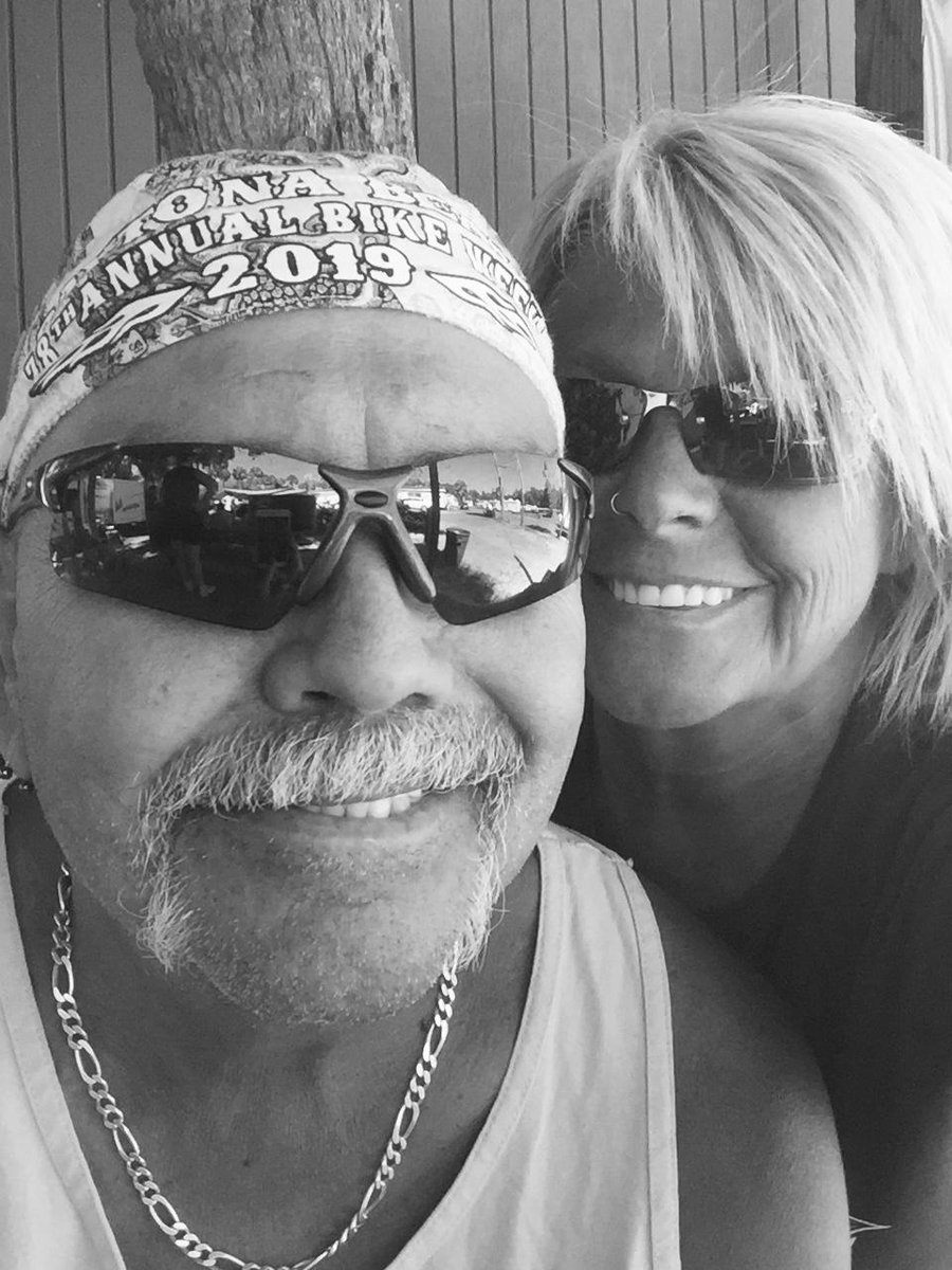 SheyianStudios's tweet photo. This is Terri (right)and Bob (left). Yesterday Terri approached me at work and asked to draw the quick portrait below.  It turns out, Bob passed away from cancer 5 weeks ago, so she wanted the drawing done in his memory. 
It's moments like those that remind me why I do what I do. https://t.co/u2vIyletzk