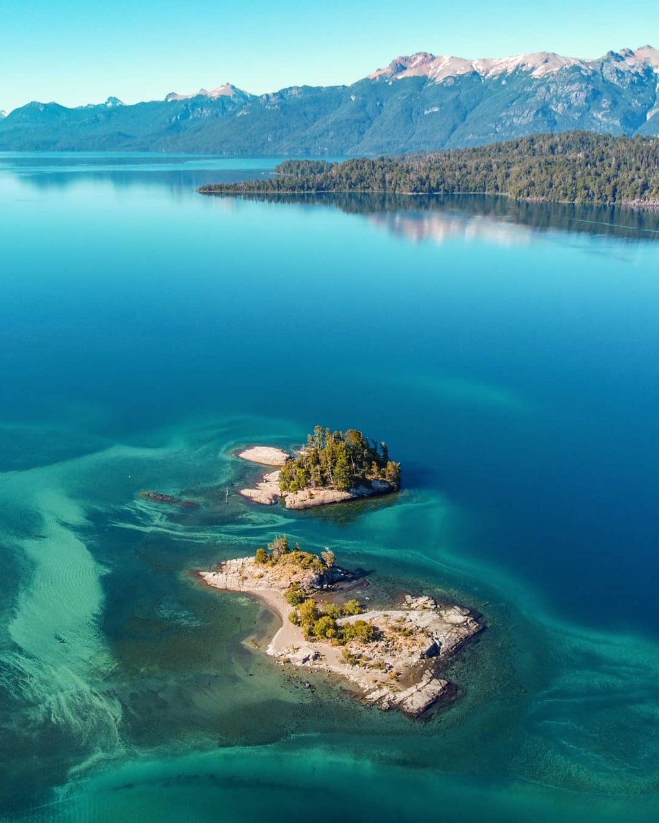 DestinosAr's tweet photo. Isla de la Guardia son 3 hermosas islitas en Villa La Angostura, Neuquén que nos regalan este hermoso paisaje.
.
📍Ubicadas en el Nahuel Huapi, podemos llegar a ellas desde Bahía Manzano. 
¿Estás con ganas de conocerlas? 🛶
📸 jotacalo https://t.co/xXMtvmOn17