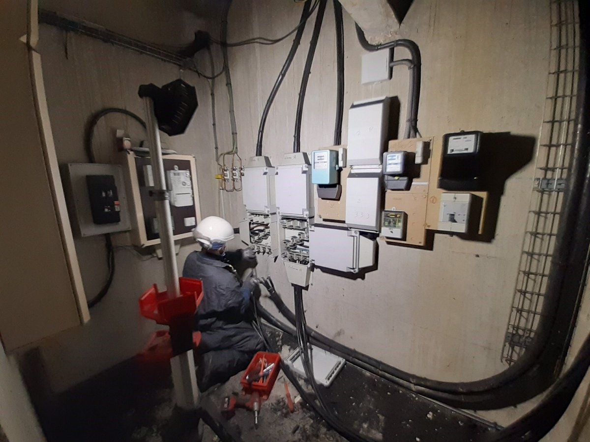 enedis_pdl's tweet photo. Cette nuit, un 🔥 de poubelle dans un sous-sol avenue Bollée au #Mans a endommagé le réseau électrique. Les équipes d'@enedis sont intervenues au milieu de la nuit et ce matin pour rétablir l'électricité à la centaine d'habitants dans le noir 👏🏻 #24hsur24 #7jsur7 #ServicePublic https://t.co/HXgC6hnqk1