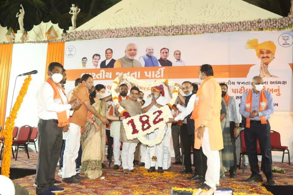 BJP4Gujarat's tweet photo. મજુરા વિધાનસભાના કાર્યકર્તાઓને પેજ કમિટીના કાર્ડનું વિતરણ કરતા પ્રદેશ અધ્યક્ષ શ્રી @CRPaatil. આ પ્રસંગે સુરત મહાનગર પ્રમુખ શ્રી @NiranjanZazmera તથા ધારાસભ્યશ્રી @sanghaviharsh સહિતના આગેવાનો ઉપસ્થિત રહ્યા. https://t.co/QyYbhLCiQL
