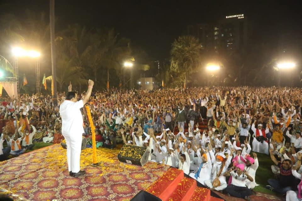 BJP4Gujarat's tweet photo. મજુરા વિધાનસભાના કાર્યકર્તાઓને પેજ કમિટીના કાર્ડનું વિતરણ કરતા પ્રદેશ અધ્યક્ષ શ્રી @CRPaatil. આ પ્રસંગે સુરત મહાનગર પ્રમુખ શ્રી @NiranjanZazmera તથા ધારાસભ્યશ્રી @sanghaviharsh સહિતના આગેવાનો ઉપસ્થિત રહ્યા. https://t.co/QyYbhLCiQL