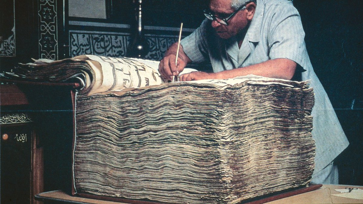 CellardEleonore's tweet photo. The Qur’ān copy attributed to caliph ‘Uthmān in the Mashhad Husayn, Cairo (until 2006) is the only monumental manuscript preserving almost the complete Qur’ānic text. With its 1087 leaves (not all are original), each made of one entire animal’s skin, it weights around 80 kg!(1/2) https://t.co/GSjCg5sg6G