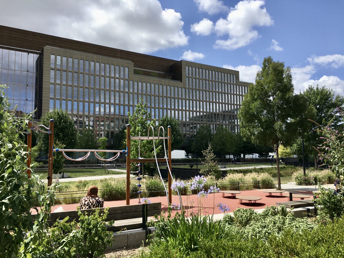 Bienvenue à <a href="/Paris2024/">Paris 2024</a> dans le quartier aménagé par la SEM autour de la place du Front-Populaire à <a href="/VilleSaintDenis/">Ville de Saint-Denis</a>. Son installation dans l’immeuble Pulse vient conforter le dynamisme de ce quartier mixte composé de logements, bureaux, commerces et d’équipements universitaires