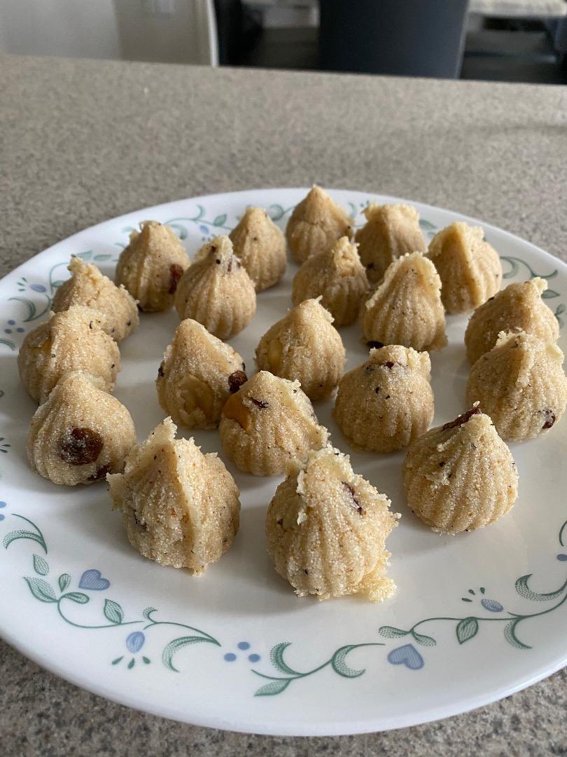 MsM_Kindies's tweet photo. TY O.G’s Mom for teaching us how to make Ravai Laddu! Ss also wrote Happy Pongal in Tamil. #takesavillage #Tamilheritagemonth #OK2 @PteBuckamSingh @ElishaMalyk https://t.co/Bm3jCTiWsp