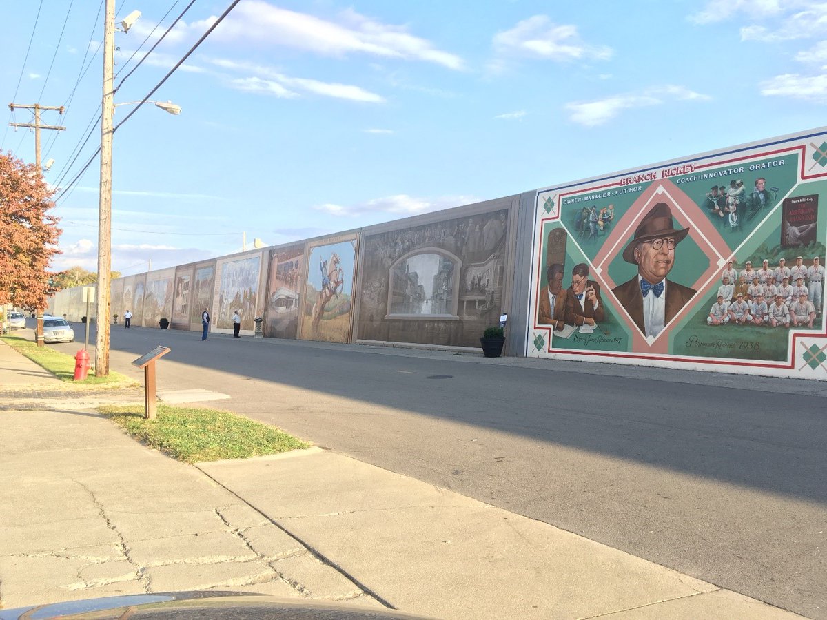 After this big flood,  @USACEHQ constructed a floodwall along the river. In ’92 the city hired artist Robert Dafford to paint murals of city history on the floodwall  #GOPCThread