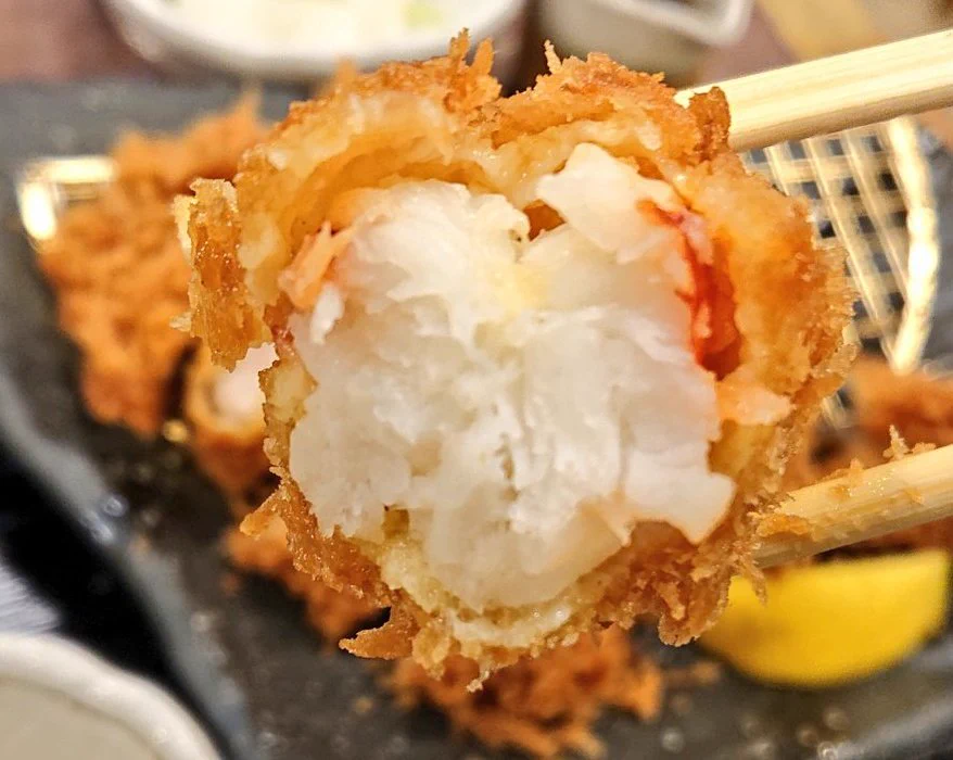 スペースの有効活用？とんかつ屋さんの店長。何故か背中に張り紙をしてお仕事中。