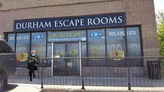 Everyone is excited for us to reopen. We even had a surprise visitor line up!!

Thanks to our friend Erick Gyrion for the pic

#Bernie #durhamescaperooms #lookatthosemitts