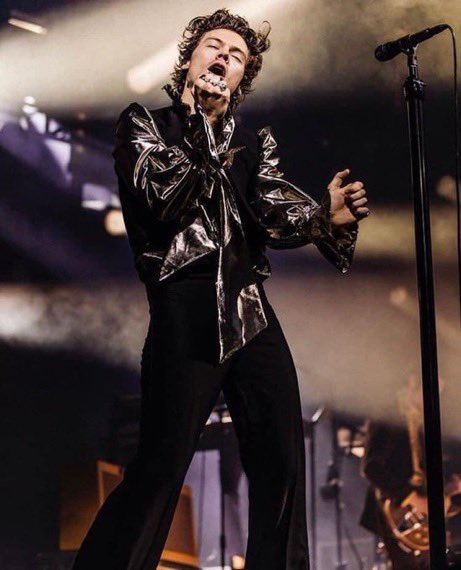 hstylespics's tweet photo. harry styles doing his lil dance https://t.co/IWMkHrg8s2