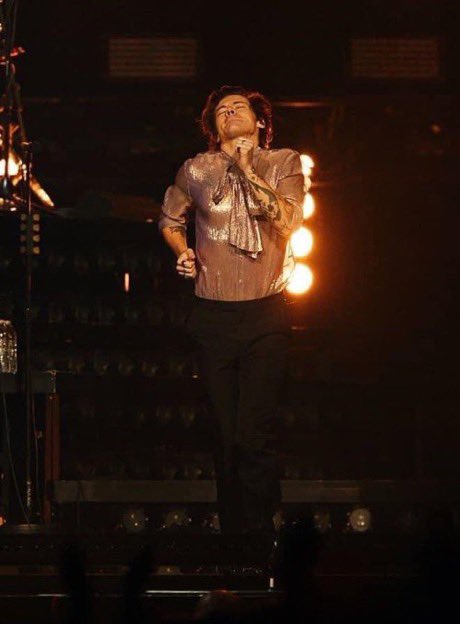 hstylespics's tweet photo. harry styles doing his lil dance https://t.co/IWMkHrg8s2