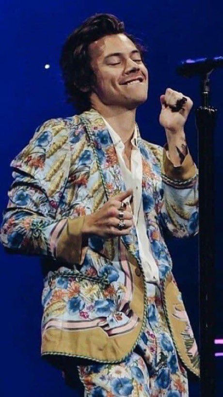 hstylespics's tweet photo. harry styles doing his lil dance https://t.co/IWMkHrg8s2