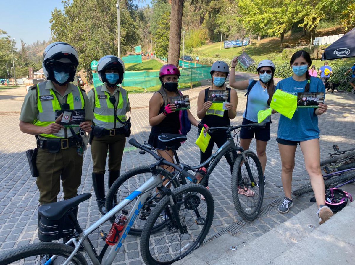 CarabTransito's tweet photo. #Providencia: Carabineros de la Escuela de Educación de Tránsito, #SIAT y 32ª Comisaría, entregan consejos a cada usuario de la vías con la finalidad de prevenir accidentes en el tránsito. @Carabdechile #CarabinerosDeTodos https://t.co/sR1y2gTOx9