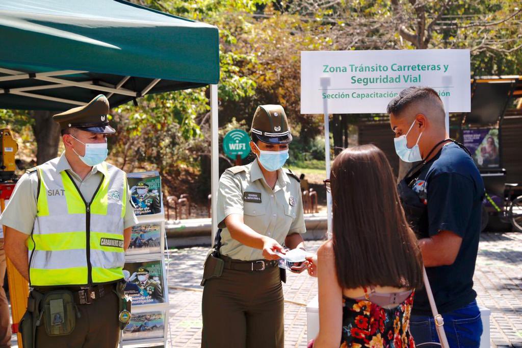CarabTransito's tweet photo. #Providencia: Carabineros de la Escuela de Educación de Tránsito, #SIAT y 32ª Comisaría, entregan consejos a cada usuario de la vías con la finalidad de prevenir accidentes en el tránsito. @Carabdechile #CarabinerosDeTodos https://t.co/sR1y2gTOx9