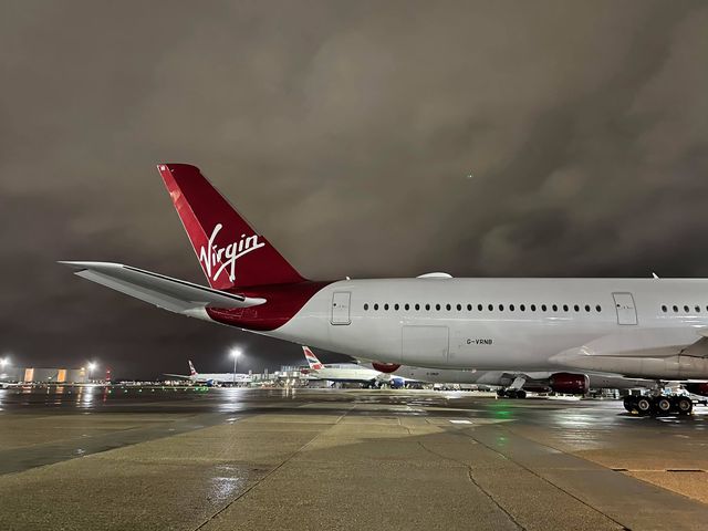 AeronewsGlobal's tweet photo. Beauty: @VirginAtlantic's "Purple Rain", @Airbus A350-1000 (G-VRNB), at @HeathrowAirport on a rainy night. Photos from a friend. 1/2 @AirbusPRESS @AirbusintheUK https://t.co/pBT8T11Ncg