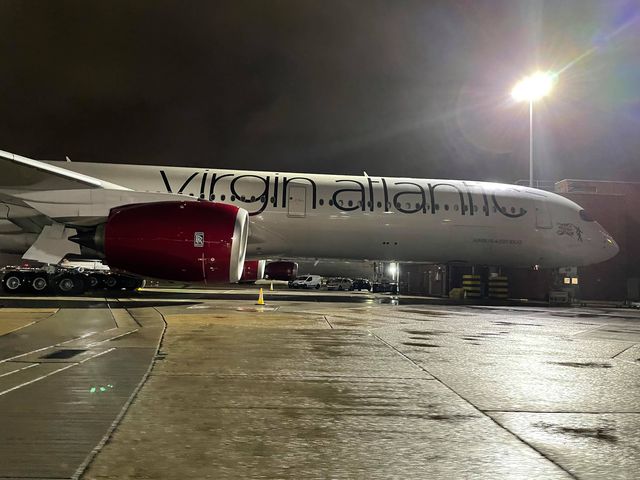 AeronewsGlobal's tweet photo. Beauty: @VirginAtlantic's "Purple Rain", @Airbus A350-1000 (G-VRNB), at @HeathrowAirport on a rainy night. Photos from a friend. 1/2 @AirbusPRESS @AirbusintheUK https://t.co/pBT8T11Ncg