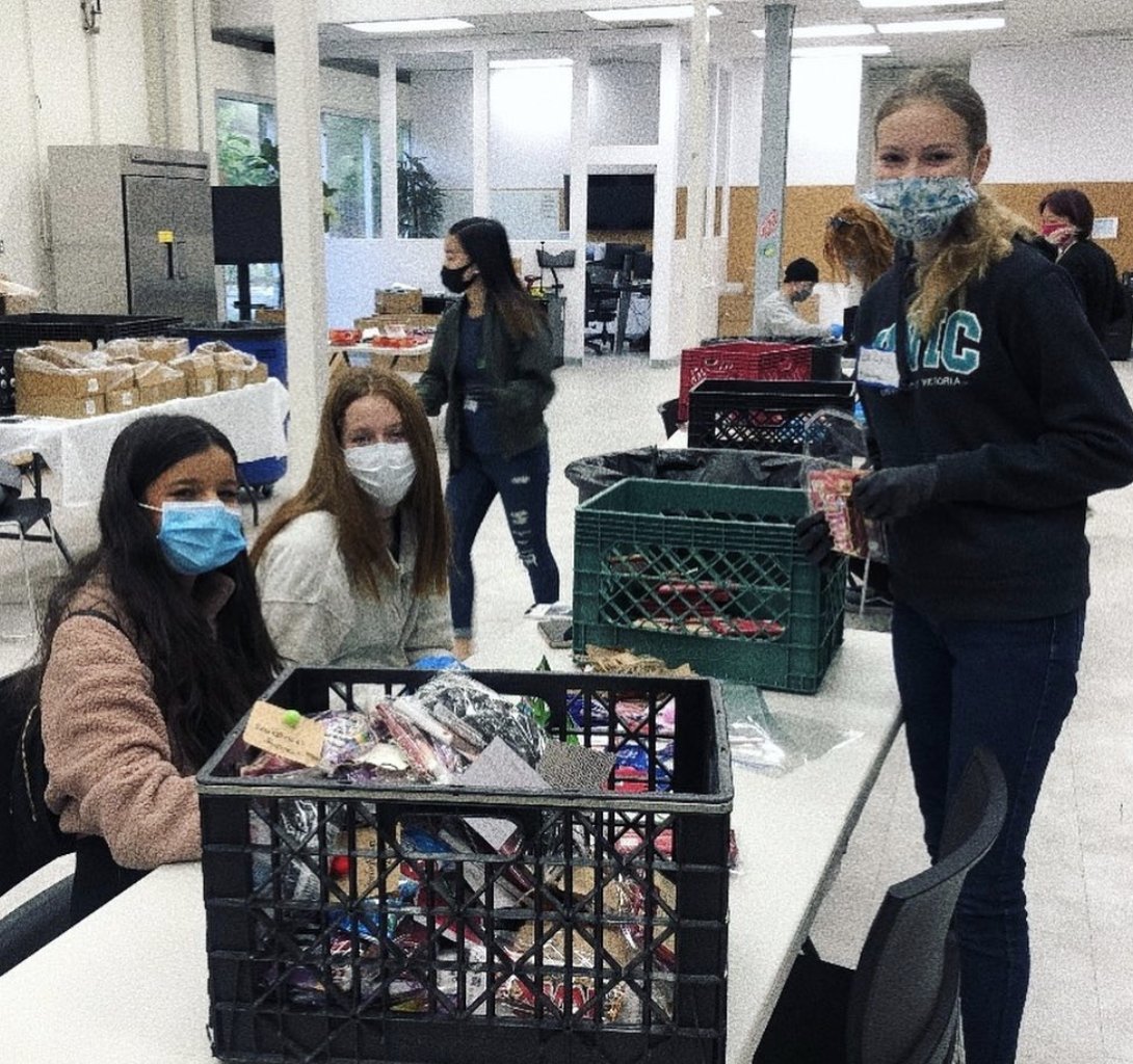 Ladera Ranch, CA, 2024 girls purple group volunteering at church to prepare holiday candy bags for children ❤️🎄Great work! 🦁 💚 💪
.
.
#holidays #teenvolunteering #wegotthis #givingback #teens #service #lionsheartstrong #givingback #laderaranch