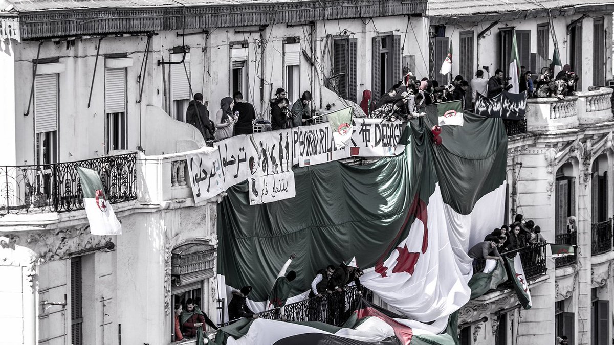 theworldchiku's tweet photo. بعد نجاح الهاشتاق #خارج_مش_خايف 
المرحلة الثانية من اجل الرجوع الى الشارع ستكون نشر العلم الوطني 🇩🇿 على الشرفات والنوافذ لكي الناس تشعر باجواء الحراك. https://t.co/8PZmjS4F6L