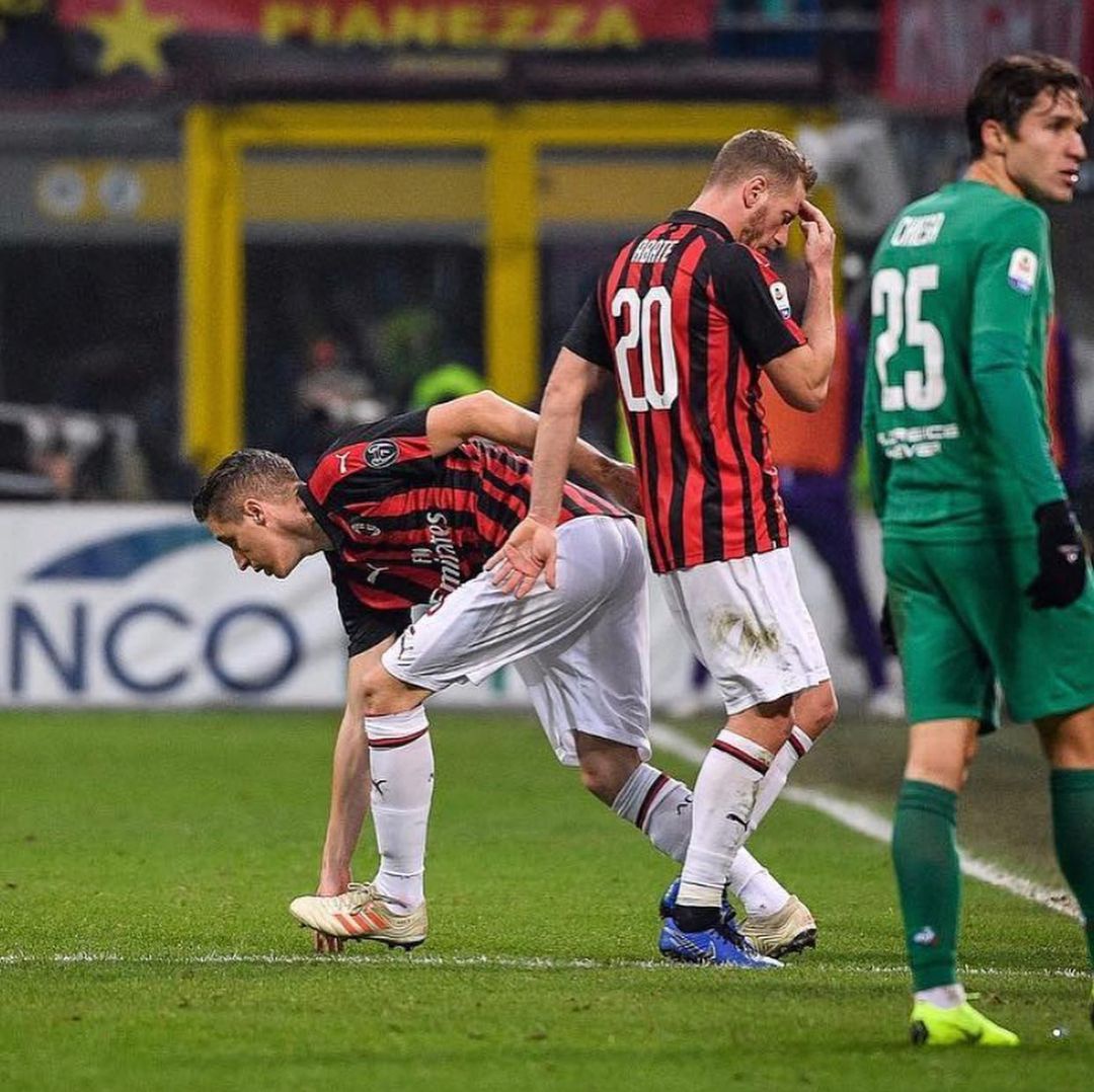 Sp_ACMilan's tweet photo. ❤️ La emotiva despedida de Conti al Milan:

«Querido Milan, gracias por acogerme en tu historia. Gracias por haberme dado la oportunidad de vestir una camiseta soñada por tantos niños. Soñaba una etapa distinta, pero aun así siempre di el máximo para honorar estos colores» https://t.co/Pc2w45n2v6