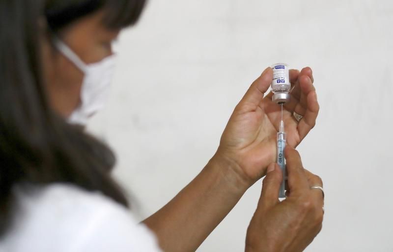 Вакцин франция. Вакцина одобренная ЕС для Германии. Женщина врач которая боролась против вакцинации.