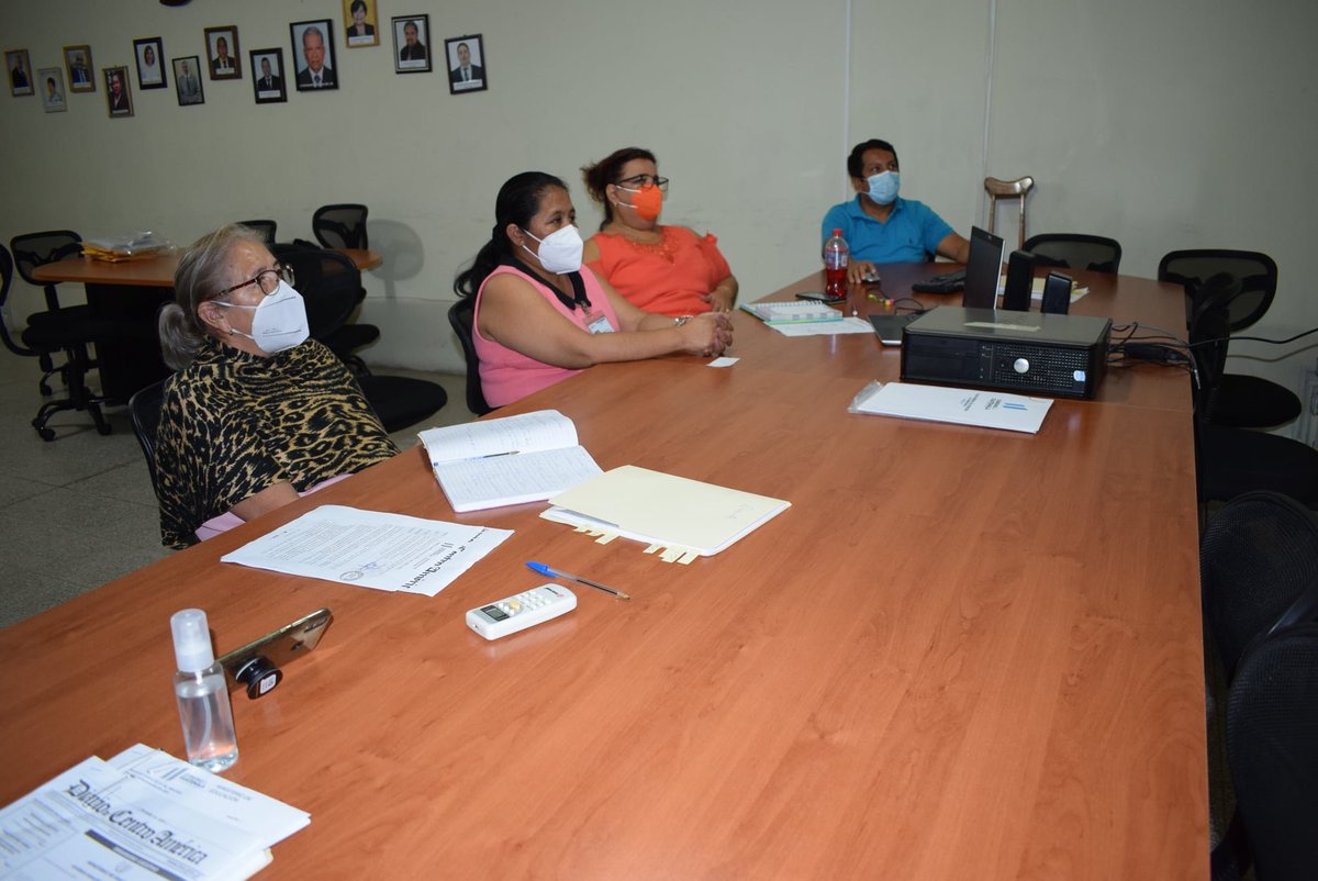 Educacion_Esc's tweet photo. #Ahora | A través de conferencia virtual, Licda. Amalia Ixcoy Directora Departamental de Educación, sostiene reunión con la Franja de Supervisión, para socializar los protocolos para el retorno seguro a clases. https://t.co/yK6sMJwyv3