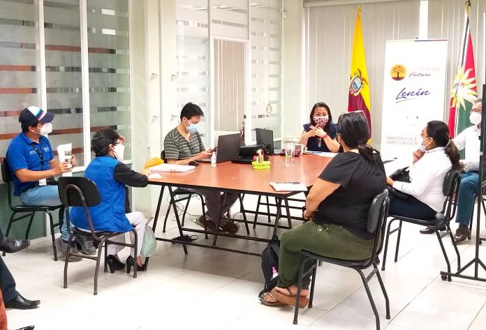 EducacionZ4_Ec's tweet photo. SANTO DOMINGO | Funcionarios del Distrito 23D01 mantienen reunión de trabajo con personal del @CNESantoDomingo para coordinar acciones y garantizar que las Instituciones Educativas estén listas para que las #Elecciones2021Ec se desarrollen con normalidad. https://t.co/xEfqtieDl2