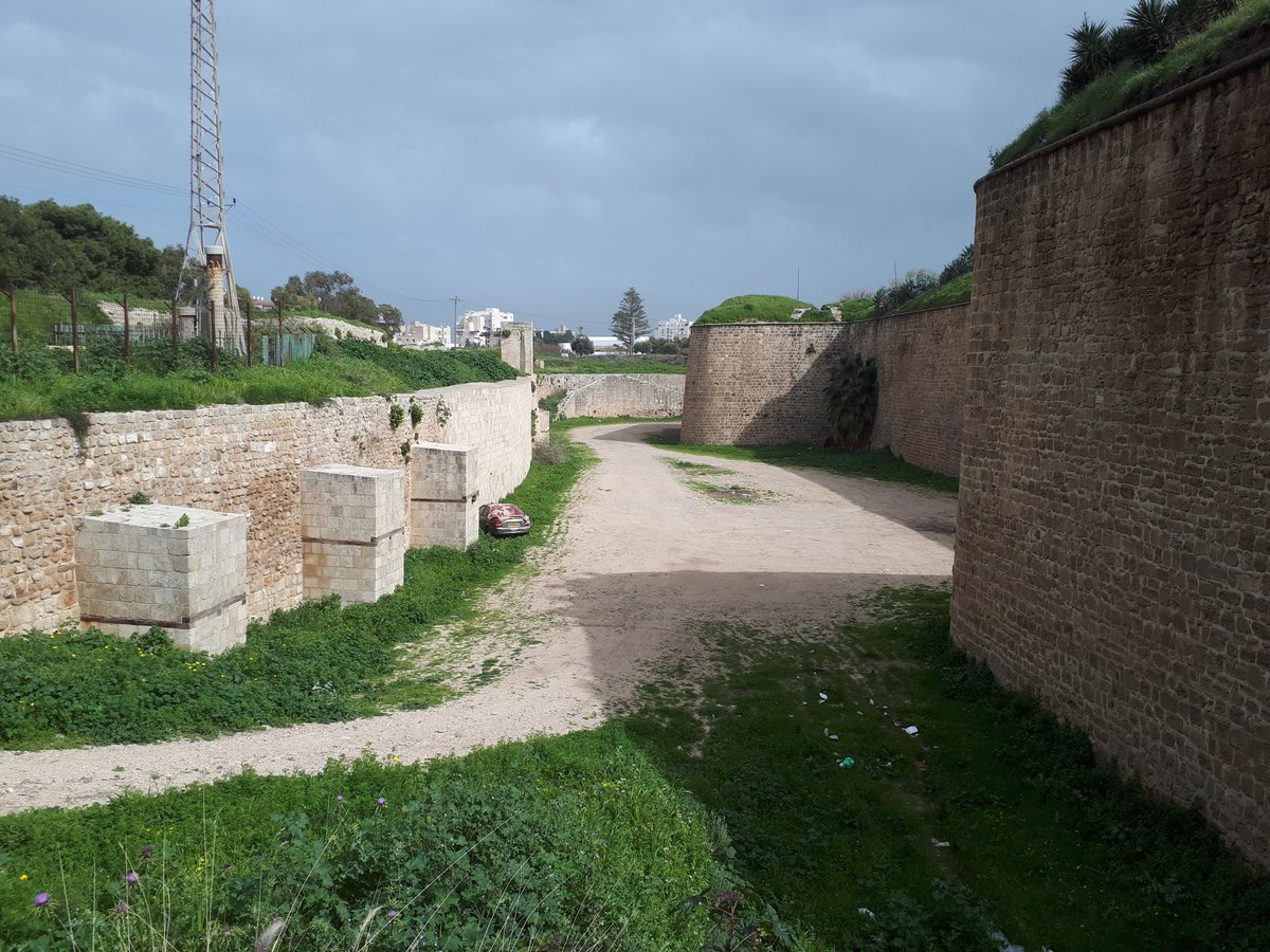 1/ Following a short exchange with  @WW2girl1944 today, I thought a  #thread about the ancient city of Akko (also known as Acre) is in place. So lets go underground into ancient halls and tunnels. This one has it all,  #Archaeology,  #Crusades &  #Templars. Let's start. >> @nickfshort