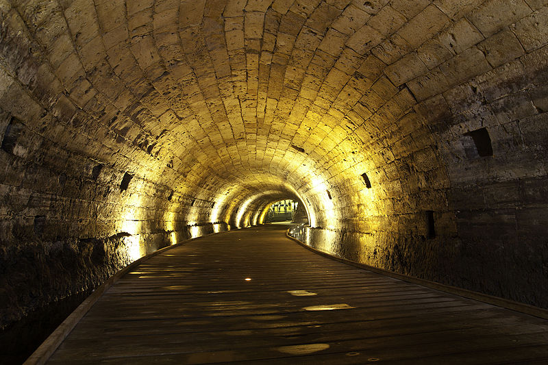 6/ >> They instead found a Knight's Templar tunnel there. After excavation & renovations to make it accessibe, the tunnel was opened in 1999. The tunnel was built at the end of the 12th century CE, the lower part was hewn into the rock & its vaults were built of ashlars. >>