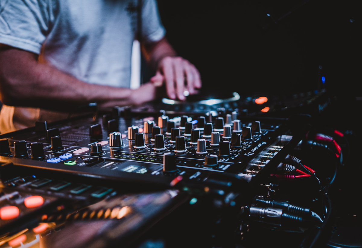 dreadriverco's tweet photo. We've got BEATS BY DREAD THIS SATURDAY 🔥💃 

Come by the distillery this Saturday evening to listen to some music curated by DJ Cube, move your body, and blow off a little steam while you're at it. We'll be slinging cocktails all night! No ticket required. #birminghamevents https://t.co/O5Nz7F2LAl