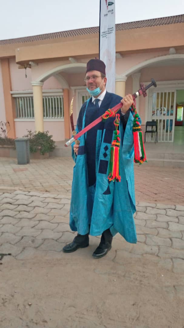 BoissonsduCMR's tweet photo. Le Directeur Général du Groupe SABC M. Emmanuel DE TAILLY fait ce jour SARKI KASSOUA ( Ministre du Commerce ) par le Lamido de Garoua. https://t.co/nNA9iIXzf6