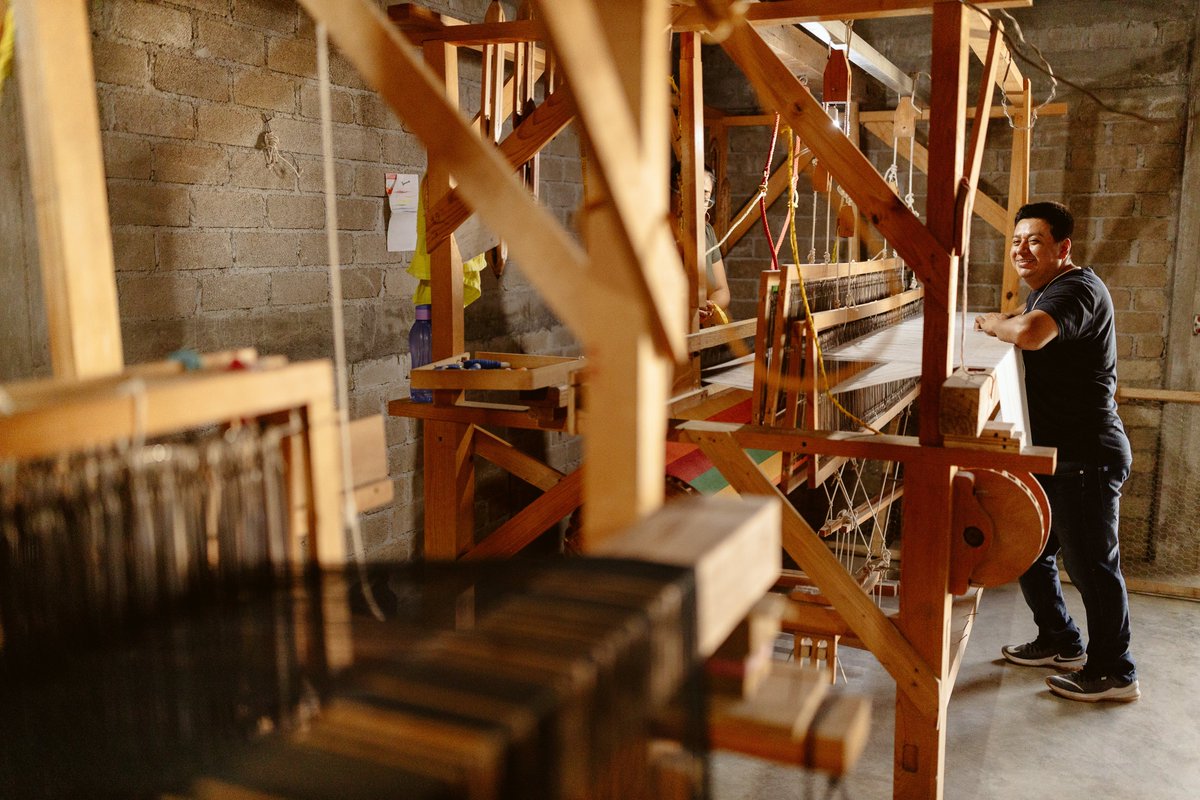 Cultura, magia y muchas historias se mezclan con los hilos que Victor transforma es artesanía 🧶✨Conoce cómo él y muchos otros artesanos están transformando sus comunidades: bit.ly/3912WHn