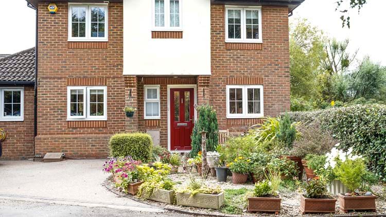 TVWindows's tweet photo. Our latest project! A traditional dark red composite front door into a detached property situated within a highly desirable road in the heart of Warfield, Berkshire.https://t.co/DbXiFiMyqk @ApeerDoors #compositedoor #redfrontdoor #tripleglazeddoor #entrancedoor #homeimprovement https://t.co/cgKD6E9neR