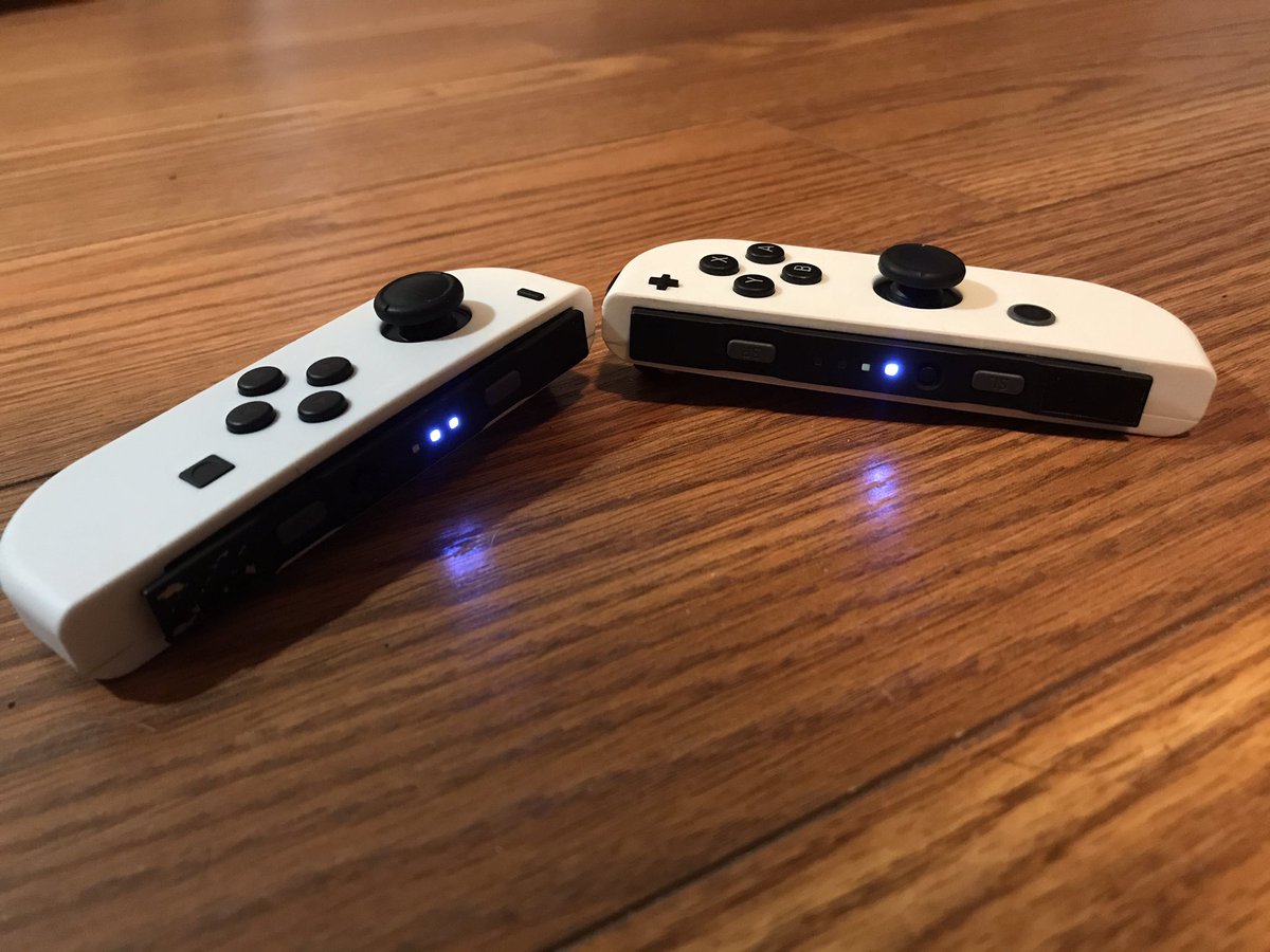 customs_sk's tweet image. #crispy #softtouch #customjoycon #joycon #NintendoSwitch #nintendo #switch tried out using a clear epoxy for the release button, turned out pretty well.