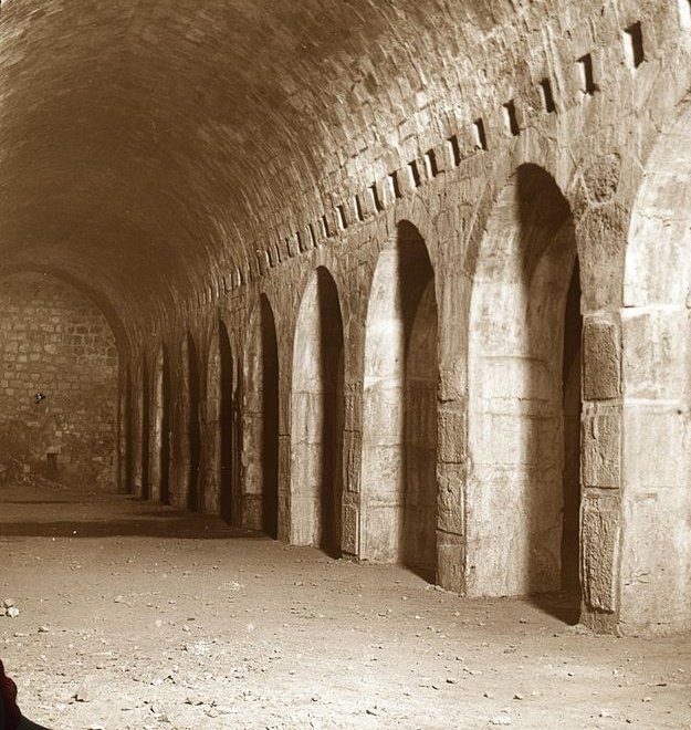 9/ >> Their stables were beneath the mosque, so this part of Temple Mount was named "Solomon's Stables" (pictured). They were eventually executed due to the power & wealth they accumulated, the tunnel in Akko is a good example of their building abilities.- The End -