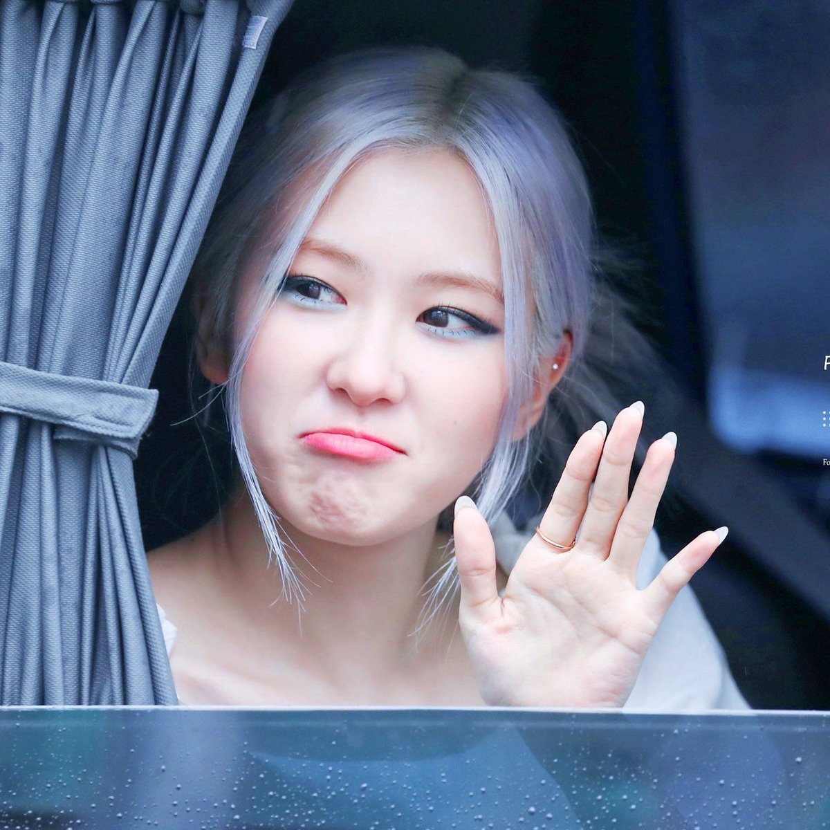 clslooks's tweet photo. there has been a lot of h*teful posts against rosé recently, and these posts are getting tens of thousands of likes. she doesn't deserve it !!

PLEASE REPLY: 
WE LOVE YOU ROSÉ
RESPECT OUR ROSÉ
#RespectOurROSÉ 
블랙핑크 로제 #로제 #ROSÉ
@BLACKPINK https://t.co/zJNmSN0ULp