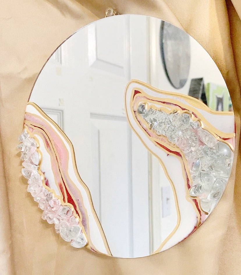 Soularlife's tweet photo. V-Day Giveaway 💖 

💫winner receives three pairs of earrings and a geode mirror 

💖follow me and @merileeheehee 
💖RT and tag a friend (each tag is one entry) 

Ends 1/26 https://t.co/Jal0uWIdKc