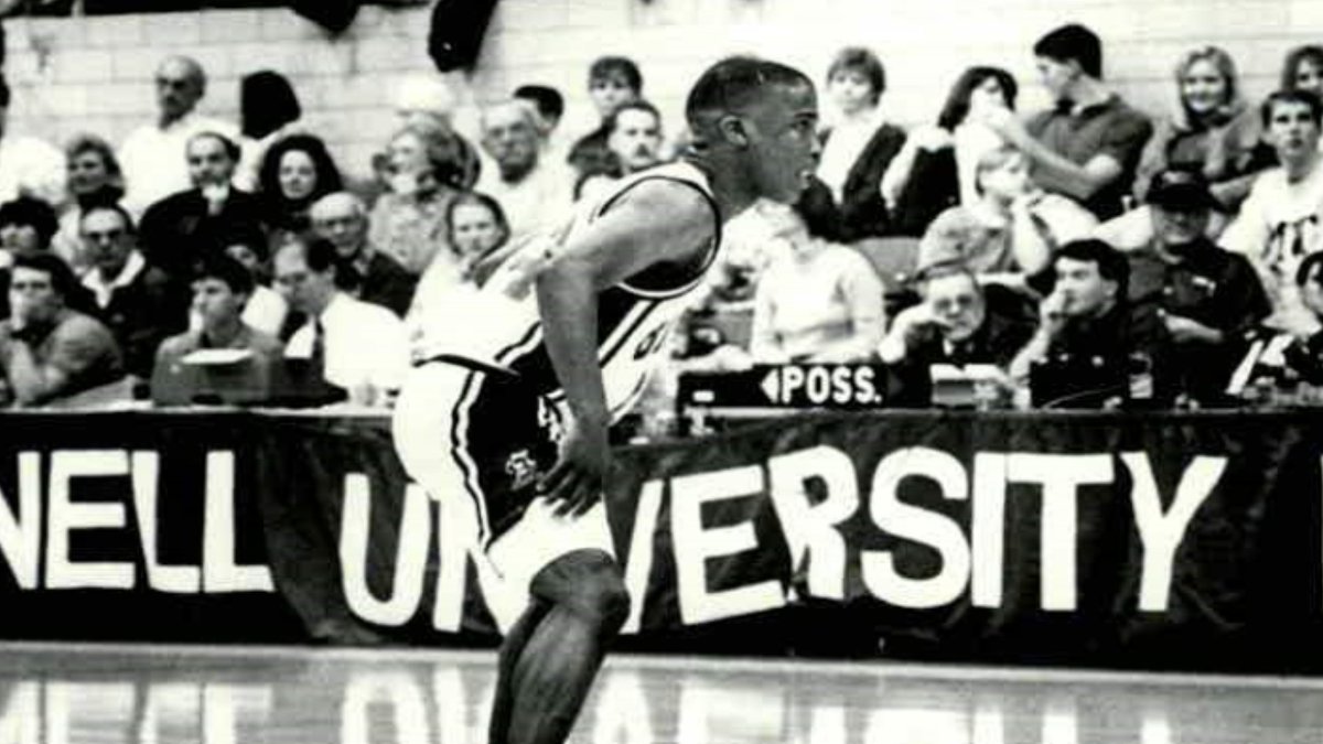 Bucknell_MBB's tweet photo. OTD in 1995, the Bison escaped with a 70-68 win over Adonal Foyle-led Colgate at Davis Gym. Brian Anderson scored 17 points, and 5'8" Sekou Hamer preserved the win when he stole the ball from the 6'10" Foyle in the final seconds and hit two clinching free throws. #rayBucknell https://t.co/a0BAz0A96I