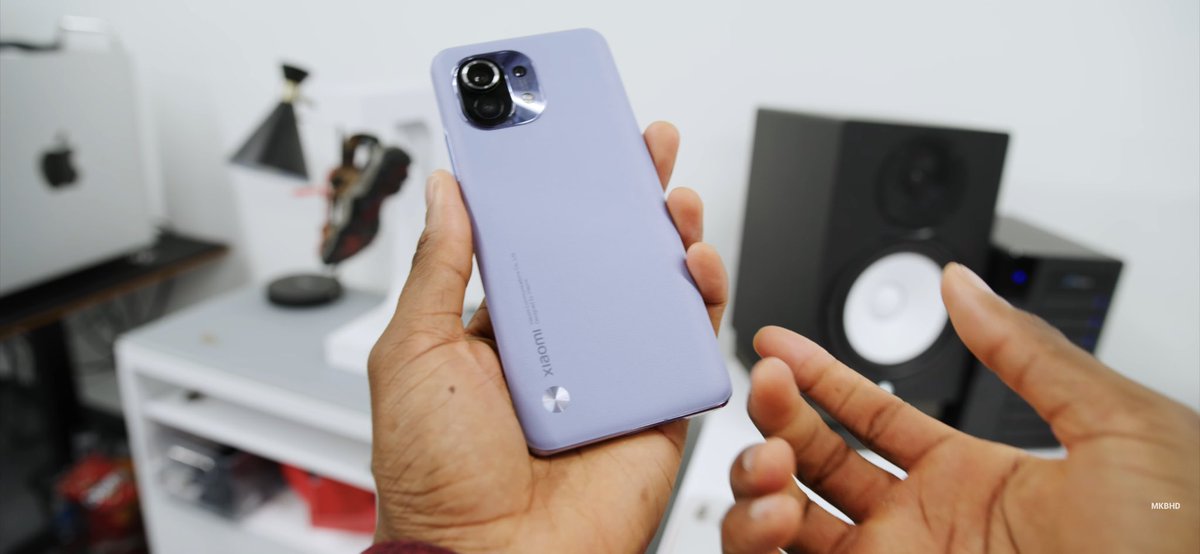 devilreaper9's tweet photo. It doesn’t move..it doesn’t rotate... it doesn’t seem to serve any purpose... My sandal in the background atleast rotates 😂 @MKBHD framing the shot 👏👏 https://t.co/KlzkaoFkVY
