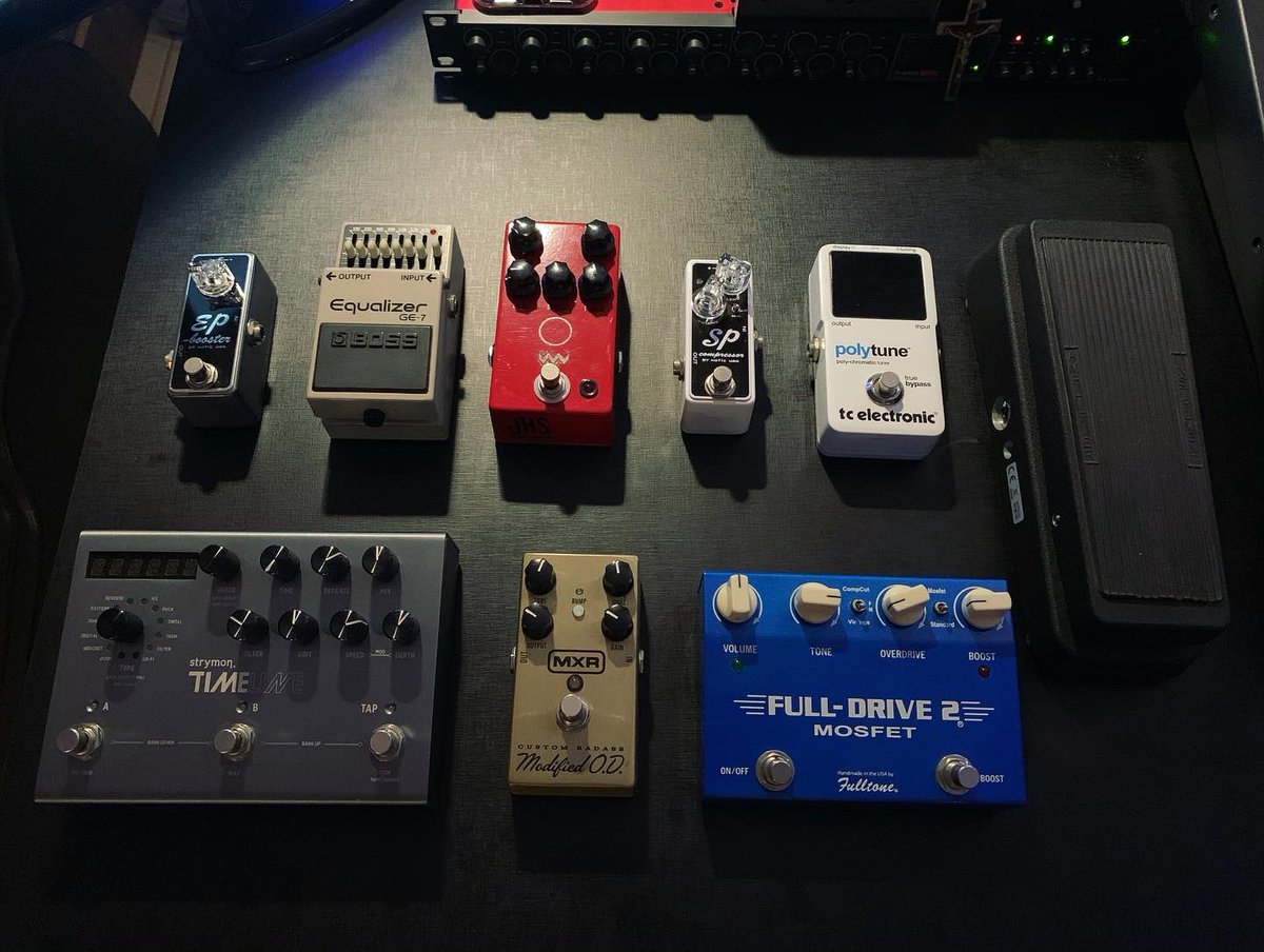 PeresOli's tweet photo. Pedais de efeitos.
São responsáveis por colorir, ampliar, distorcer, repetir riffs/solos e também mudar de forma drástica o som da guitarra. No estúdio através de um directbox, esplitamos esse sinal processado do limpo. Assim temos opções para uma alteração na hora da mixagem. https://t.co/elyH1zz0kh