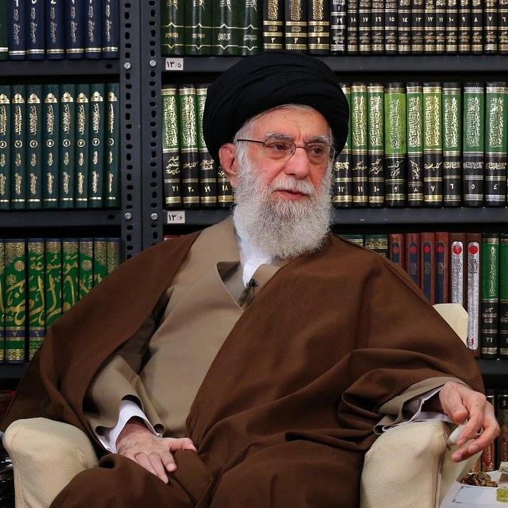 RayaAlkhamenei's tweet photo. 💠الإمام الخامنئي :
🔹أمريكا وخلافاً لمدّعياتها الظاهرية لا تسعی وراء اجتثاث التكفيريين علی الإطلاق، وإنما تحاول الحفاظ علی جزء من هؤلاء الإرهابيين لتمرير مآربها في المستقبل. واليوم في الموصل وفي سوريا، نجد أنها لا ترغب في هزيمة الإرهابيين التكفيريين بالكامل.
٢٠١٦/١٢/١١ https://t.co/Q8EJ155T1b