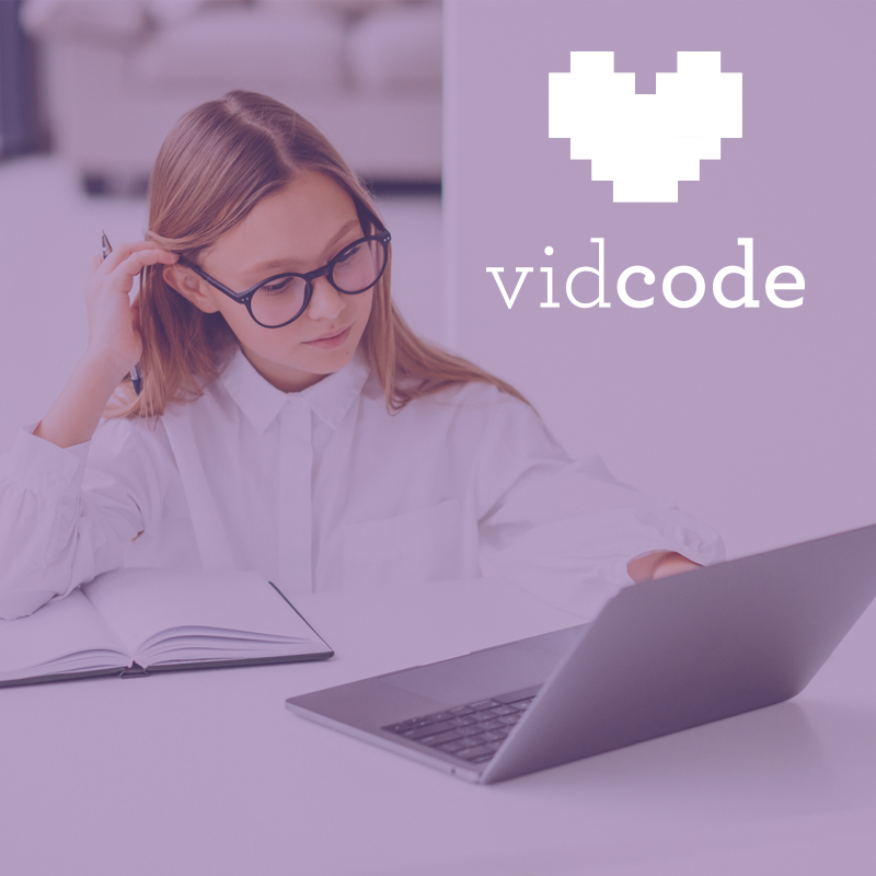 edutechca's tweet photo. Vidcode tiene un término académico: ¡medios computacionales! Esto significa que los alumnos pueden subir fotos, ilustraciones, videos y audio, y manipularlos con código de inmediato, lo que permite a los preadolescentes y adolescentes conectar la programación de la computadora. https://t.co/lFIcyqRAJH