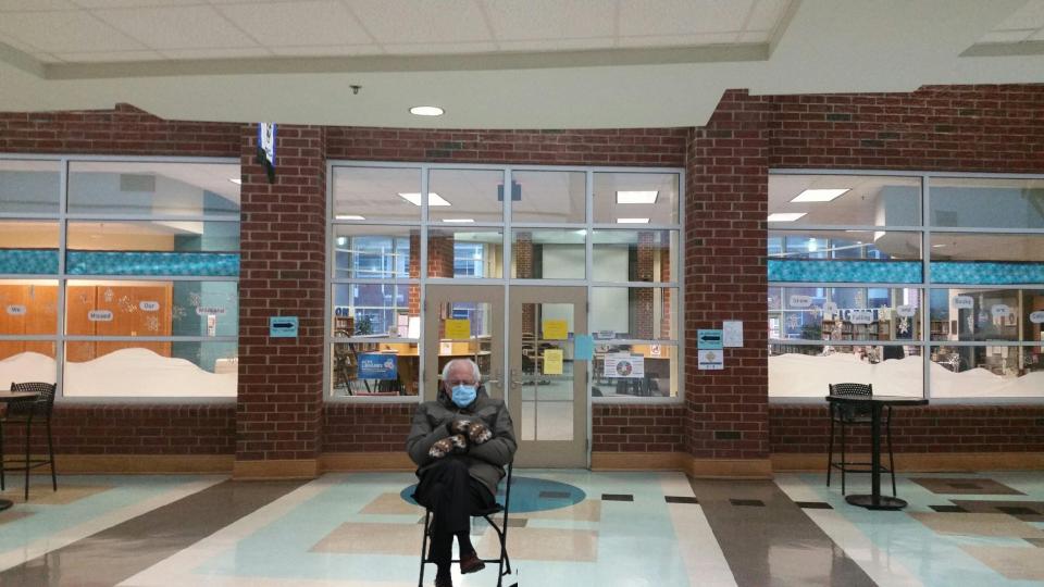 librarydeeprun's tweet image. BOOKHUB is open from 4:05 to 5:00 this afternoon. It&apos;s a great day to get your books or trivia prizes.