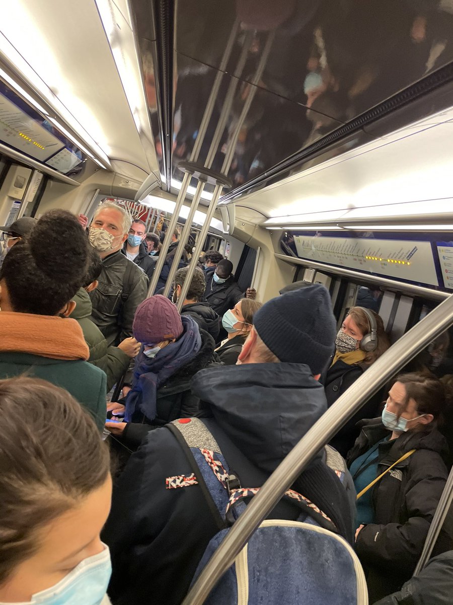 45 minutes après le début du couvre-feu sur la <a href="/Ligne9_RATP/">Ligne 9</a> .
Bravo aux pouvoirs publics ! Ne changez rien et surtout gardez bien fermés restaurants, remontées mécaniques et cinémas 👏👏#CouvreFeu18h00 #COVID19